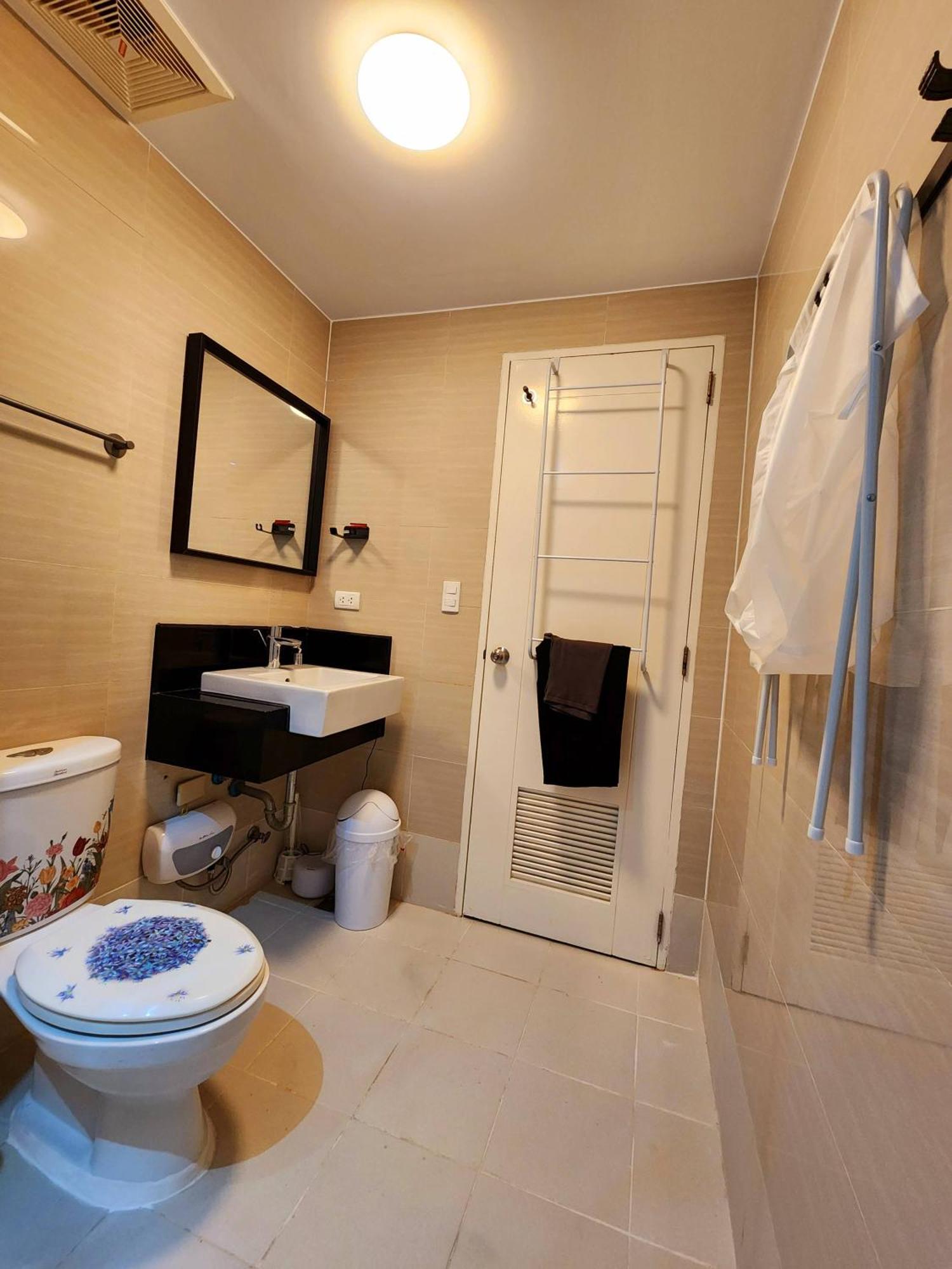 Spacious Cozy Suite At The Venice Mall With Free Parking And Washing Machine (Adults Only) Taguig Eksteriør bilde